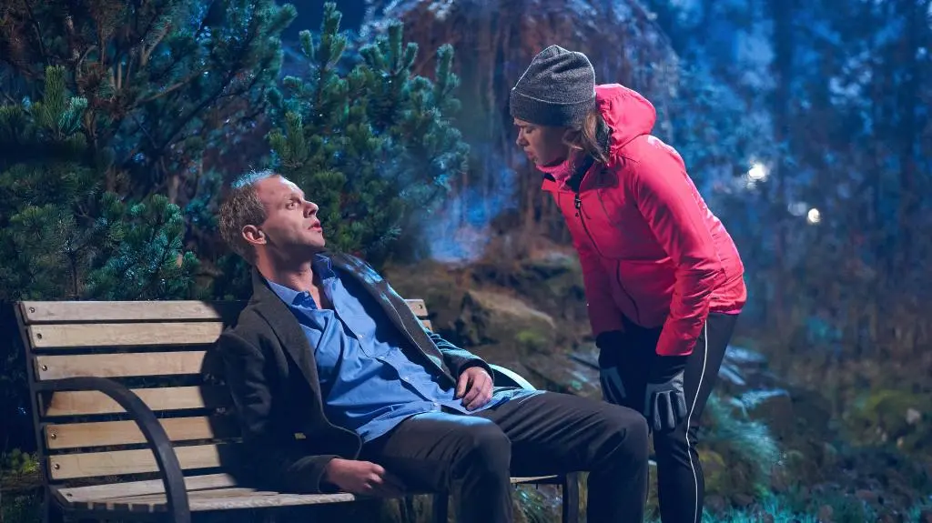 Kadr z serialu Na Wspólnej.  Doktor Hoffer (Kazimierz Mazur) na ławce, odcinek 3585