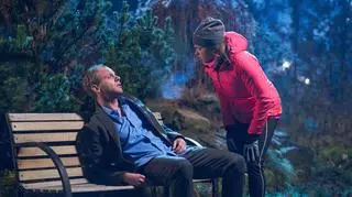 Kadr z serialu Na Wspólnej.  Doktor Hoffer (Kazimierz Mazur) na ławce, odcinek 3585