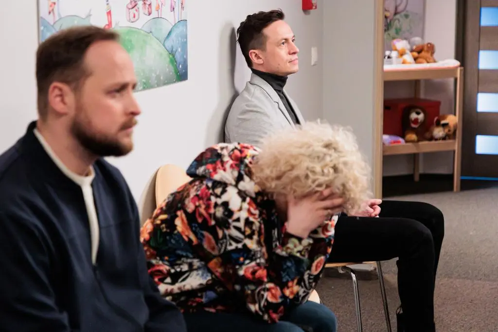 Kadr z odcinka 3595 serialu Na Wspólnej TVN! Beata, Paweł i Emil załamani po rozmowie z lekarzem.