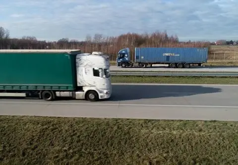 Nawigacja kazała zawracać przed tunelem na S1. GDDKiA pokazała nagrania ku przestrodze