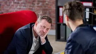 Aktualnie czytasz: "Na Wspólnej" w odcinku 3819: Namiętność, uczuciowy oszust i szokująca propozycja! 