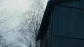 Szadź 3: Wolnicki i Karolina spędzają razem czas przy ognisku.