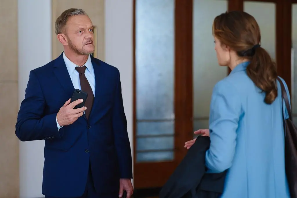 Tajemnica zawodowa: Andrzej (Cezary Pazura), Julia (Magdalena Różczka)