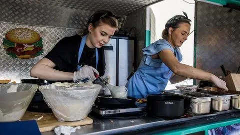 DRUŻYNA NIEBIESKA: Przepis na niesamowitego burgera z bekonem oraz równie pyszne pancakes z masłem orzechowym i świeżymi owocami