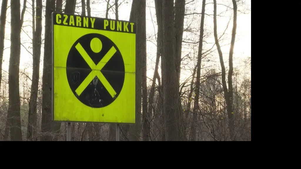 Czarny punkt na drodze