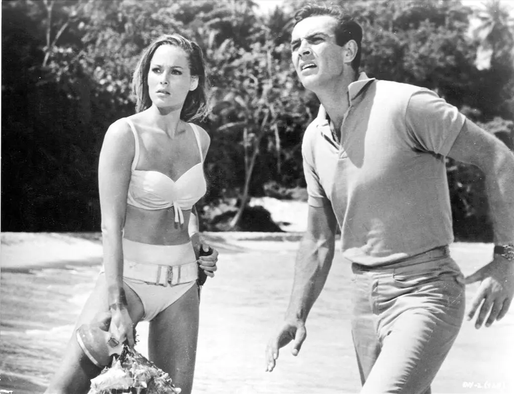 Ursula Andress i Sean Connery w "Dr. No" 