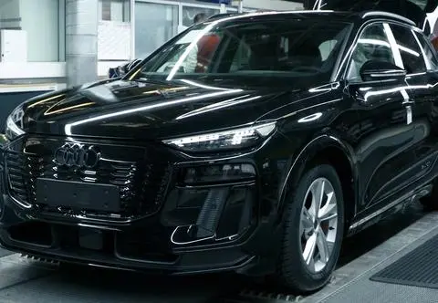 Audi Q6 e-tron. Waży aż 2350 kg, ale do setki rozpędza się w 4,3 sekundy