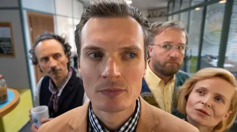 Camera Cafe. Nowe parzenie PRZED EMISJĄ: Nic tak nie budzi radości w sercu, jak nowy ekspres w firmie!
