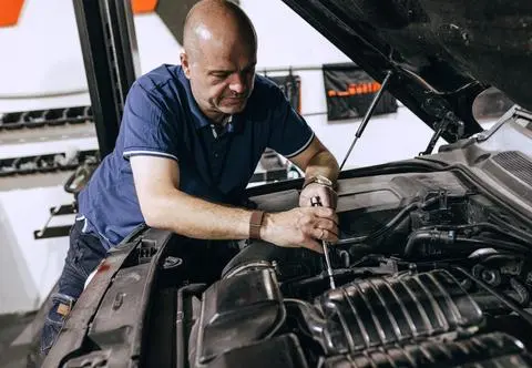 Wojny samochodowe: Alfa Romeo 147 kontra Wołga. Paweł i Przemek mają 12 tys. zł