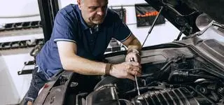 Wojny samochodowe: Alfa Romeo 147 kontra Wołga. Paweł i Przemek mają 12 tys. zł