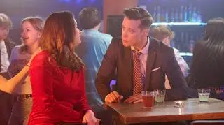 Kadr z odcinka 3652 serialu TVN Na Wspólnej - Kasia Berg (Julia Chatys) i Darek Żbik (Michał Mikołajczak). 