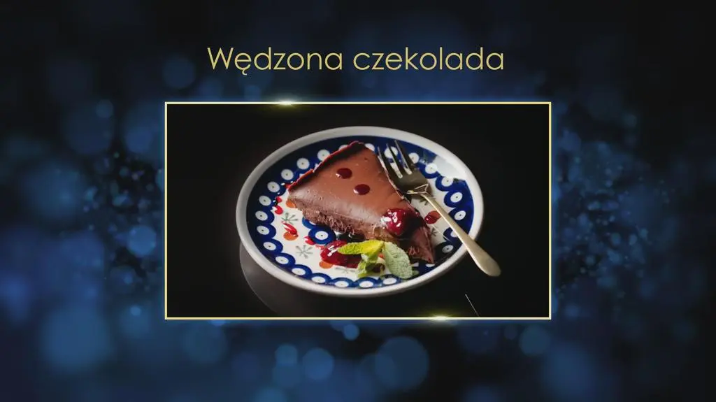 Wędzona czekolada, czyli tarta z solą wędzoną, przyozdobiona wiśniami