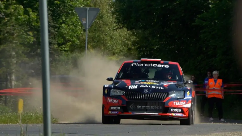Rajdowa Skoda na trasie rajdu.
