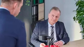 Darek (Michał Mikołajczak) z ojcem w kancelarii. Kadr z odcinka 3620 serialu Na Wspólnej TVN.