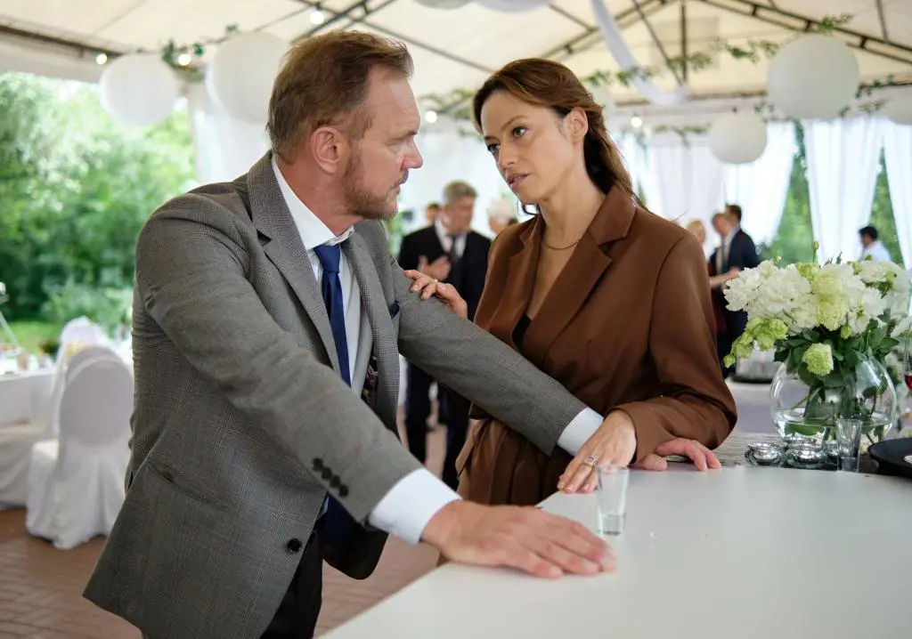 Tajemnica zawodowa: Andrzej (Cezary Pazura), Julia (Magdalena Różczka)