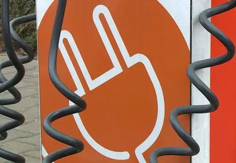 Elektryfikacja polskiej motoryzacji przyspiesza: Raport PSNM ujawnia kluczowe wyzwania i szanse