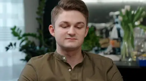 Ugotowani w parach: Tatar podany w wydrążonej kości i tarta od d... strony. Mina Rafała mówi wszystko