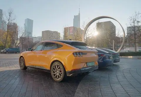 Automaniak. Elektrykami do Berlina – Tesla Model 3, NIO ET5, Ford Mustang Mach-E GT