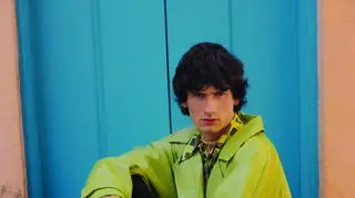 Dominik Szymański na sesji okładkowej do Glamour