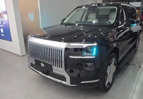 Zeekr 9X. 1400 KM, trzy silniki elektryczne i cena, która może zaskoczyć