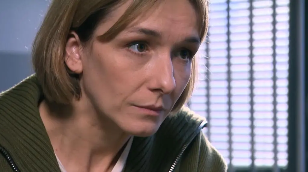 Kadr z serialu TVN Na Wspólnej, odcinek 3592. Ciężarna Iga (Lidia Sadowa) w pracy.