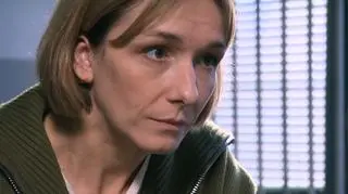 Kadr z serialu TVN Na Wspólnej, odcinek 3592. Ciężarna Iga (Lidia Sadowa) w pracy.