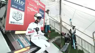 Skok Klemensa Murańki w 1. serii konkursu Pucharu Świata w skokach narciarskich w Sapporo
