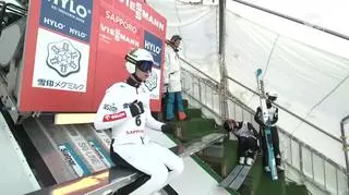 Skok Klemensa Murańki w 1. serii konkursu Pucharu Świata w skokach narciarskich w Sapporo