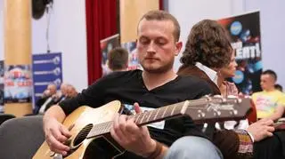 Piotr Karpienia w pokoju oczekiwań dopracowywał swój występ