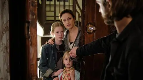 Tajemnica zawodowa: Julia (Magdalena Różczka) i Miller (Piotr Stramowski) z córkami