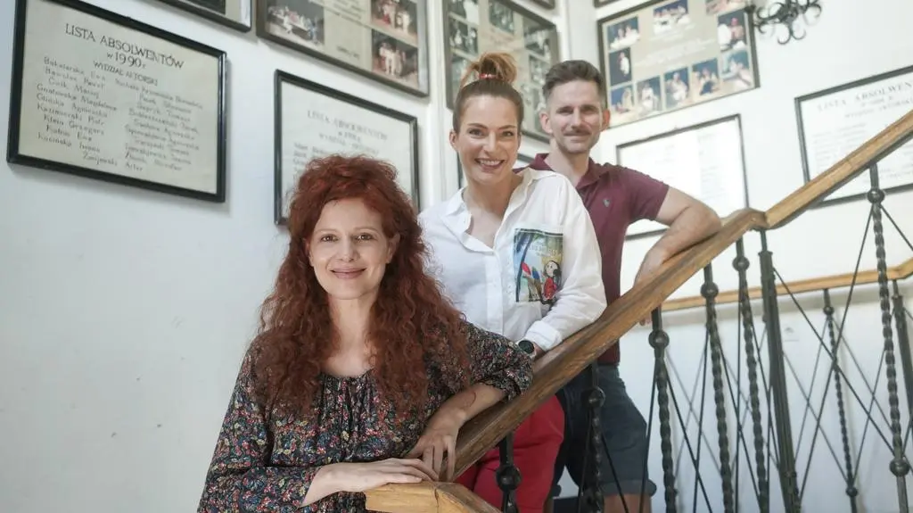 Absolwenci: Karolina Gruszka, Anna Dereszowska i Marcin Bosak