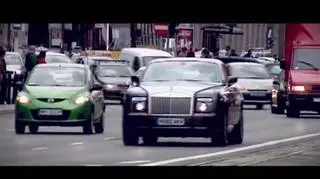 Adam Kornacki testuje w Warszawie Rolls-Royce'a Phantoma Coupe