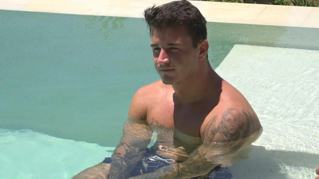 Adam w basenie / Hotel Paradise