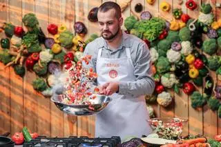 Gotowaniem pasjonuje się od 12 roku życia, kiedy to postanowił przywitać rodziców domową kolacją… i tak już mu zostało.  Marzy o założeniu własnej restauracji i w programie chce sprawdzić, czy jest już na to gotowy. Najlepiej radzi sobie z daniami kuchni chińskiej, tureckiej, włoskiej i polskiej. Lubi nurkowanie i łodzie motorowe