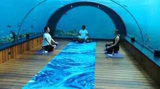 Ambasady luksusu | Justyna Adamczyk medytuje w podwodnej restauracji w resorcie Hurawalhi na Malediwach