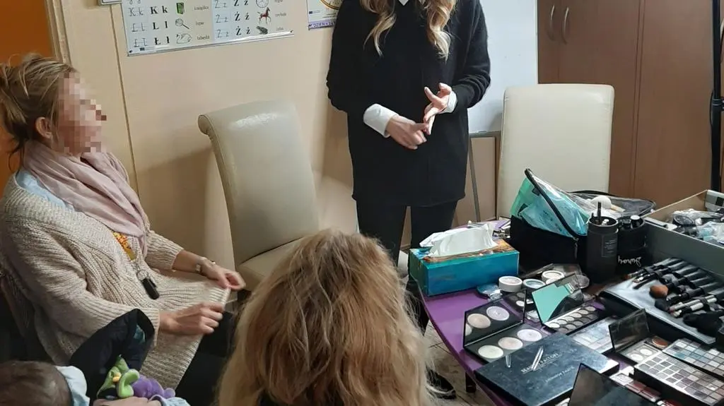 Ania Galińska prowadzi warsztaty w Ośrodku dla Cudzoziemców