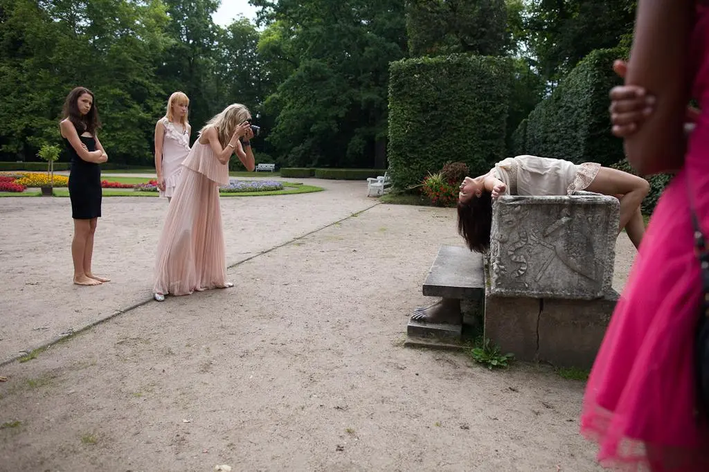 Anja Rubik pomaga w sesji amatorskiej