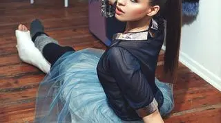 Anna Bałon pozuje z nogą w gipsie!