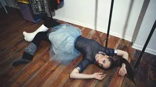 Anna Bałon pozuje z nogą w gipsie!