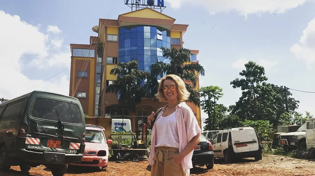 Anna Kalczyńska przed budynkiem kameruńskiej telewizji