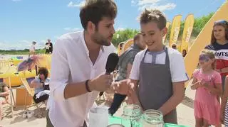 Janek Pirowski na "Projekcie Plaża" w Świnoujściu spotkał także zwycięzcę programu "MasterChef Junior" - Bartka, który w upalnym słońcu serwował mrożoną kawę na plaży. Zobaczcie, jak zrobić najlepszą kawę pod słońcem!