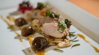 Basia Ritz - Comber z królika w boczku  z redukcja winno-miodowa z kaparami, podany z borowikami i lasagnetką z buraka