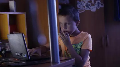 "Bez taby: Gry - dziecięcy nałóg" | 10-letni Igor przed komputerem