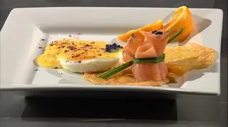 Chips parmezanowy z wędzonym łososiem i jajkiem z pomarańczowym sosem holenderskim
