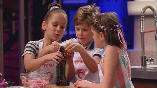 Julka miała mały problem, ale z pomocą pośpieszyli jej Bruno i Tosia:) Tak wygląda prawdziwa praca grupowa! Zobaczcie koniecznie fragment trzeciego odcinka "MasterChef Junior" )