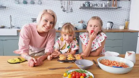 Daria Ładocha z córkami na planie programu "Patenciary"