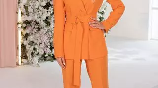 Długie szerokie spodnie to część pomarańczowego kostiumu Izy Janachowskiej