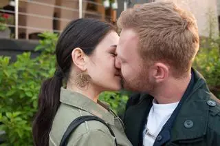 Dominika i Daniel się całują