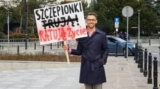Dr Łukasz Durajski pikietuje przed Sejmem