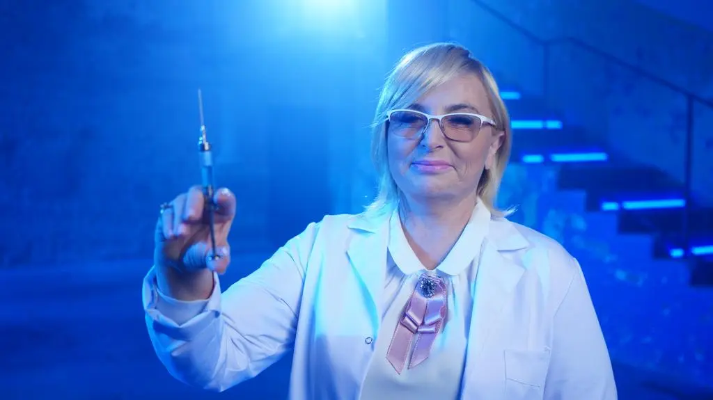 Dr n. med. Ewa Kempisty-Jeznach na planie czołówki do programu "Pogromcy medycznych mitów"